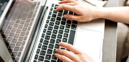 kompas su rankomis.jpg